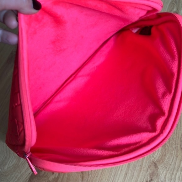 Marc by Marc Jacobs Neon Pink Neoprene  16” Padded Zip Around Tablet Case - Picture 4 of 7